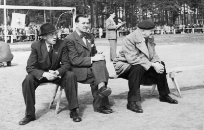 S.M. i friidrott. Sittande på bänken från vänster, Karl Erik Frisk, Nils "Pajo" Perfect och Erland Bentzer. Vid mikrofonen Esse Ekberg.   