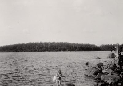 Olga Wahlberg sköljer tvätt vid Gråehus juli 1934

Dok.090702/SJ