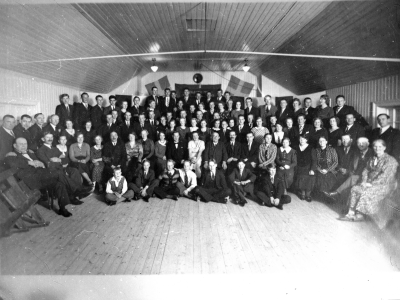 1 Erik Karlsson 2 Bengt Åberg 3 Erik Hägg 4 Georg Larsson 5 Dagny Karlsson 6 Gunnar Karlsson 7 Olle Eckerland 8 Gunnar Pettersson 9 Folke Strid 10 Nils Isaksson 11 Torsten Johansson V-by 12  13 Tore Vigren 14 Paul Isaksson 15 Karl-Erik Ström 16 Bertil Pettersson 17 Bernt Vahlbom 18 Inga Ståhl 19 Knut Andersson 20 Elsa Vahlbom 21 Erik Vahlbom 22 Margit Pettersson 23 Bengt Pettersson 24 Efraim Nilsson 25 Ernst Johansson 26 Anna Johansson 27 Sven Kronholm 28 Lilly Bottner 29 Harry Gustafsson 30 Valdemar Olsson O-hamn 31 Otto Liljeblad 32 Axel Liljeblad 33 Karl Åberg 34 Elin Johansson 35 Frideborg Åberg 36 Gunnar Karlsson station 37 Tore Arvidsson 38 Oskar Rydh 39 Emil Nilsson 40 Tore Tidman 41 Sonja Nilsson 42 Evert Sjökvist 43 Tyra Åberg 44 Hjalmar Karlsson 45 Stina Nilsson 46 Märta Sundström 47 G.V. Sundström 48 Edit Kronholm 49 Eskil Johansson 50 Alice Flood 51 Gunnar Brunnberg 52 Inga-Britta Johansson 53 Arne Gross 54 Erik Andersson 55 Greta Karlsson ( Fröjd ) 56 Erik Åberg 57 Margit Pettersson ( Adel ) 58 Maj Backman 59 Bertil Backman 60 Elsa Gustafsson 61 Ruth Gustafsson 62 Sigurd Gustafsson 63 Henrik Ströberg 64 Arvid Nilsson 65 Alfred Sjökvist 66 Fru Adina Rydh 67 Elsa Karlsson ( Station ) 68 Edla Gross 69 Carl Gross Verkmästare 70 Vivan Isaksson 71 Beda Nilsson 72 Fru Anna Flood 73 Carl Johan Flood 74 Signe Karlsson ( Långnisse ) 75 Axel Nyström 76 Karl Karlsson 77 Axel Bottner 78 Ebba Karlsson 79 Karin Ströberg 80 Margareta Sundström 81 Hildur Åberg 82 Henning Åberg 83 Hjalmar Hultgren 84 Amanda Pettersson 85 Dick Gustafsson 86 Moritz "Moje" Andersson 87 Arne Gunnarsson 88 Hugo Nilsson 89 Folke Karlsson 90 Karl-Arvid Isaksson 91 Birger Larsson  1936 ?      Okänd