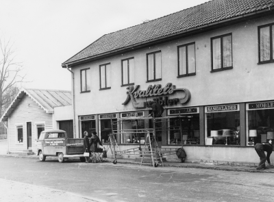 Rönnbärsgatan, Rivningen börjar 1972 Kvalitetsmöblers hus skall byggas. T.E.