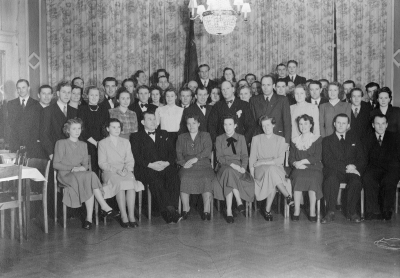 Handels 50år (avd 242). 1. Åke Öst. 2. Ivar Johansson. 3. Rune Hägg. 4. Gunnar Karlsson/Skärlund. 5. ? 6. Yngve Johansson. 7. Viola Lundkvist, Storebro. 8. Arne Lundkvist. 9. Tage Gustavsson. 10. ? 11. Ulla Johansson, 12. Nils Karlsson, Frödinge. 13. Nils Lindblad. 14. Nils Karlsson. 15. Tage Levin, Gullringen. 16. Ulla Grönkvist, Gullringen. 17. Allan Tiberg. 18. Sven Lindgren. 19. IngaLisa Nydahl. 20. Ulla Malmberg/Roos. 21.RoseMarie Gustafsson/Hultgren. 22. Hugo Stenberg. 23. Signe Stenberg. 24. IngaBrita Karlsson. 25. Lilly Brorsson. 26. Asta Lindgren. 27.Gunnar Blomqvist, Södra Vi. 28. Karl-Erik Melander. 