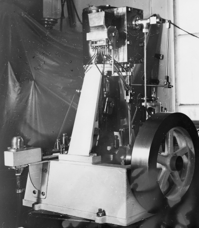 Ångmaskin gjord av Erhard Samuelsson. 