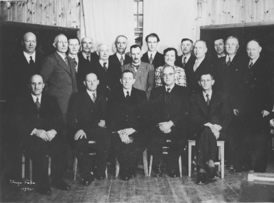 Rumskulla kommunalfullmäktiges "gravöl" vid kommunsamanslagningen 1952, då Sevede kommun bildades av, Rumskulla, Pelarne, Frödinge och Vimmerby landsförsamling. Bakre raden från vänster   Einar Ek Hamra,  Axel Sandill Mossåkra,  Hans Johansson Rinsdahl,  Axel Schultz Södra Kvill,  Erik Eriksson Kåremåla,  Edvard Larsson  Anton Johansson Brostugan,  Einar Nilsson Snararp,  Signe Ljung Skattegården,  Erik Rydvall Hjältevad,  Axel Brorsson Solbacka,  Edvin Svensson Hult,  Ernst Johansson Snararp,  Konrad Viberg Olstorp, sittande från vänster,  Gunnar Johansson Ragnhildstorp,  Artur Thunstedt Tutö,  Axel Samuelsson Södra Säteriet, Emil Svensk Rumskulla kyrkby  och  Ivar Pettersson Fiefall. 