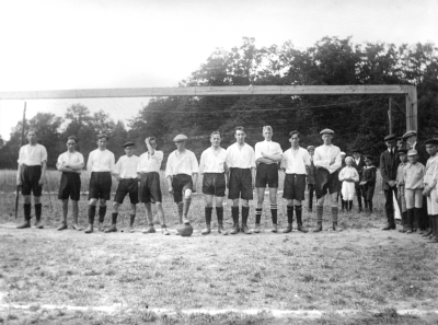 Fotot taget på Oskarshamns idrottsplats sommaren 1915. Pojkarna 13-20 år Oskarshamnare. Från vänster  1) Karl Olsson  2) Gustaf Adolf Wahlberg  3) Kjellsson Järnhandelsbiträde  4) Axel Hallberg   5) Erik Hallberg  6) Arvid Hallberg  7) Knut Kastman  8) Teodor Gustafsson  9) Peder Liljekruitz  10) Tage Forsberg  11)  12) Valfrid Johansson ( Vale )  13)  14)  15)  16)  17)  18)  19)  20)       V.G.I.Fs fotbollslag 1915.  