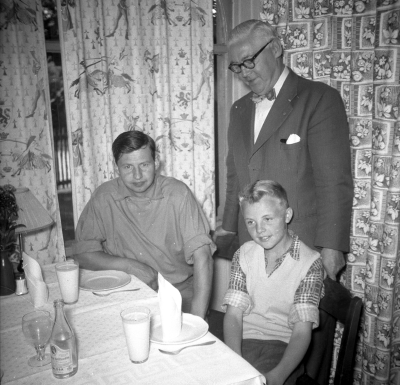 Gösta " Snoddas " Nordgren i Vimmerby
Stående Herr Cederfeldt (uppgift PRO´s bildcirkel)

Dok.110201/KG