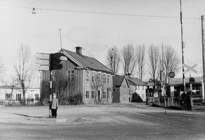 Västra tullen 1953. Bosse Eriksson vid stången.  Fr.v. 1 Ture Linds verkstad, 2 Fagerholms hus,  3?   4 "Pottaskestugan".   T.E.
