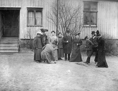 Stående. Britta, Nanny, Gertrud, Kerstin, O.G., Sigrid, Torsten, Otto Wahlberg, Eva Edlund ( sed. gift m. T.A. )  Spelande kula. 