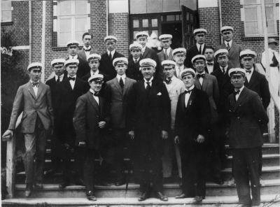 Jordbrukets dag. 1. Teodor Gustafsson snickare, 2. Gustav Rodell skräddare, 3. Gunnar Ericson  lantbrukare, Näs, 4. Nils Halm portier, 5. Bengt Nilsson skräddare, 6. Harry Karlsson snickare, 7. Willy Karlsson snickare, 8. Erik Torsell  godsägare Tuna, 9. Rickard Olsson handlande, 10. Helge Nilsson skräddare och chaufför, 11. Karl Ossowicki typograf  Västervik, 12. Dan Johansson frisör, 13. Torsten Norén, son till F.E. Norén, 14. Thor Wretling fotograf, 15. Sven Ericson snickare, 16. Gunnar Söderberg dirigent skollärare, 17. Algot Björk lärare, 18. Ivar Rosen handelsbiträde, 19. Uno Hernrot, son till kassör Karlsson - bakom, 20. John Ericsson snickare, 21. Nils Ståhl disponent, 22. Hardy Dahlin elektriker, 23. Ture Grönkvist fFrisör.   