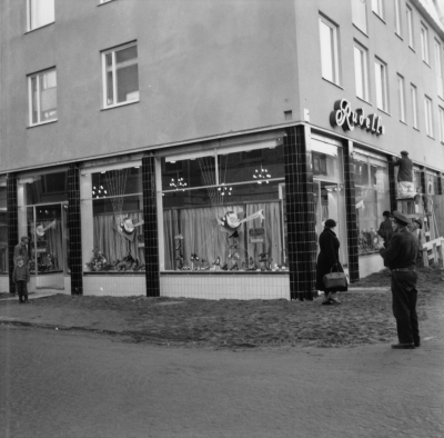 Rudells skoaffär i hörnet Stora Torget / Sevedegatan

Dok.100603/KG