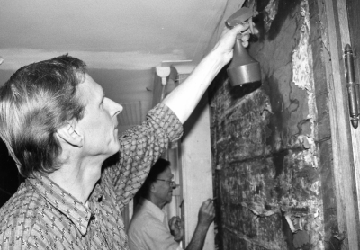 Gertove Gustafsson och Tage Molander vid framtagning av målningar Näktergalen.    