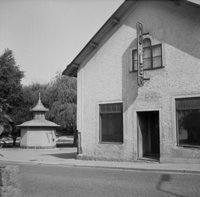 Storgatan 51
 revs i början på 1970-talet Gustaf Larsson startade där snickeriverkstad och möbelaffär övertogs sedan av Nilsson o Gustavsson. Nilsson lämnade sedan helt över till Ivar Gustavsson som drev affären till staden köpte huset och rev det, då gatan måste breddas. Bykällan finns omnämnd i Kastmans avhandling om Vimmerby 1747.   T.E.
Källängen

Dok.110330/KG