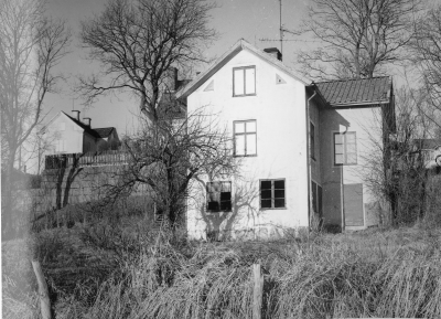 "Lugnet" Kv. Svalan Kyrkogårds 2. sista ägare Fröknarna Nilsson, huset inköpt av Vimmerby stad för rivning." Thorvald Eriksson