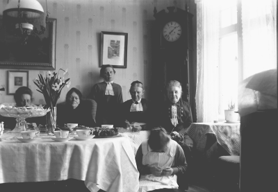 Från vänster: 1. Borgmästarinnan Nanny Wahlberg 2. Fru Broms 3. Ingeborg Forsell 4. Beda Forsell 5. Prostinnan Blidberg 6. Ingrid Forsell 
Kafferep hos Forsells på Storgatan 5