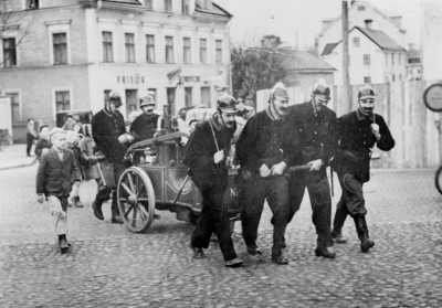  Brandkårens 50 årsjubileum. Brandsoldater fr. vänster, Gösta Leander, Lindberg, Nils Nygren, Ernst Säll, Harry Säll, Sven-Gunnar Leander. Gossen till vänster Stig Leander.