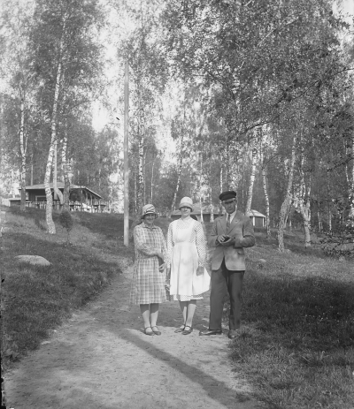 Hällebacka handelsträdgård

Många av bilderna i mappen Hällebacka kan lika gärna vara tagna kring Lidhem Locknevi.Trädgårdsmästare Johan Edvard Johansson flyttade till Hällebacka 1928 och byggde antagligen upp huset och handelsträdgården för Hällebacka omnämns inte i församlingsboken innan de flyttar dit. Johansson var trädgårdsmästare på Lidhem innan de flyttade till Vimmerby, därför är många bilder tagna där. Johan Edvard var gift med Alma Persdotter och det är deras fyra barn som förekommer på många bilder i den här mappen, Alma, Elsa, Nils och Erik Johansson. 

