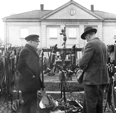 Sadelmakare Oskar Swahnberg säljer seldon.  