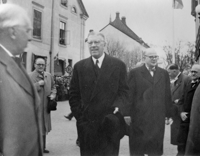 Kungen har kommit till torget Vimmerby. Från vänster  
1. Emil Severin, S.F. ordförande och häradshövding,  3. Kung Gustav VI Adolf,  4. Ruben Wagnsson landshövding, 5. Anders Andrae kyrkoherde, 6. Albert Borgstrand skomakare, S.F:s äldste, 7. Tore Lundgren, D.K-ordförande.        