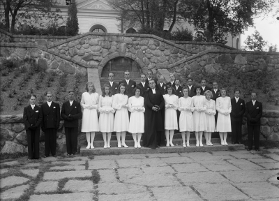 1945 års konfirmander från Vimmerby landsförsamling
Främre raden från vänster: Arne Karlsson Storebro, Olle Larsson Storebro, Arne Samuelsson Storebro, Inga Eliasson Ljung, Inga - Lisa Karlsson Nyttorp, Barbro Arvidsson Storebro, Gull - Britt Larsson Baggemåla, konfirmationsläraren komminister Karl - Gösta Gilstring Pelarne, Ingrid Karlsson Solnehult, Margareta Karlsson Storebro, Eva Karlsson Barmshult, Maj - Britt Pettersson Bomåla, Inga - Britta Sundström Lådingsfall, Sven Karlsson Storebro, Gösta Harrysson Solnehult.
Bakre raden från vänster: Helge Svensson Ljungåkra, Sture Karlsson Ängenäs, Evert Green Åkerholm, Karl - Axel Karlsson Källsåkra, Per Larsson Pinnarp, Martin Johansson Slättfallstorp, Ingvar Johansson Gryssebo, Erik Vanberg Vannäs, John Svensson Nyängen, Per Olof Rapp Skillingarum.