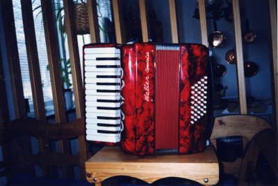 Allan Jonssons egen dokumentation: " Ett liten pianodragspel av märke Walter special 40, siffran 40 anger att det är utrustat med 40 basknappar. Denna spelmodell har varit populär på dragspelskurser av yngre dragspelare."