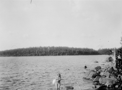 Olga Wahlberg sköljer tvätt vid Gråehus

Dok.090702/SJ