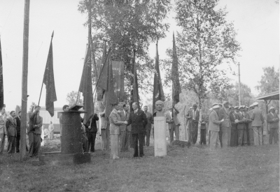Per Albin Hansson- bysten inviges i Folkets Park. 1?, 2?, 3?, 4?, 5?,  6 Yngve Karlsson, Gerdsborg  7?,  8 Einar Larsson  9 Einar Hägg, svarvare  10 Karl Sandlöv  11 Anders Blad, folkskollärare  12?, 13?, 14?, 15?, 16?, 17?   T.E.