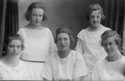 Sittande från vänster  fru Ossian Åberg, Nanna Lindblom. 