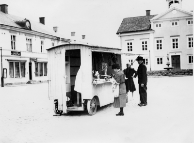 Charkuterist Erik Olsson vagn på torget 1940-talet.   T.E.