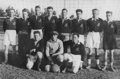 1:a raden  1. Nils Ståhl, Fabrikör  2. Ragnar Ax, Snickare  3.   2:a raden  1. Natanael Magnusson, Snickare  2. Sven Isberg, Snickare  3. Olle Bäcklund, Rörmokare   4. Tage Andersson, "Stockerud"  5. Rosell  6. Sten Hagman, Chaufför  7. Linne Fast, Träindustriarbetare  8. John Eriksson, Träindustriarbetare   Korpfotboll  1930-talet.       