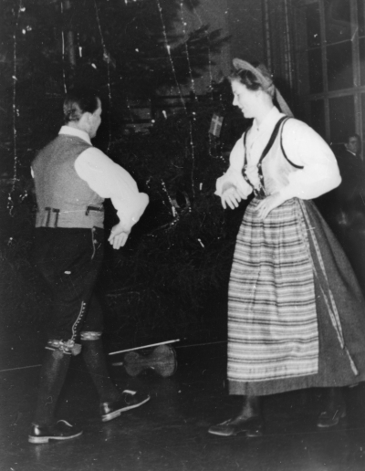 Folkdans Folkhögskolan. Nils Presto, omdudsman Ungdomsringen. Husmor Siv  Folkhögskolan.  