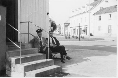 Olof Flender och  Erik "Maja" Karlsson, vid Taxi-stationen i Vimmerby.  