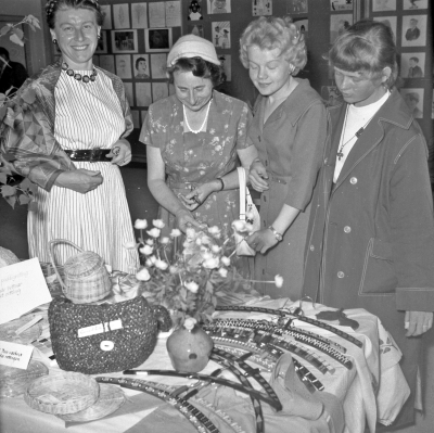 Samrealskolans avslutning
Lolli Persson ?, Greta Hammarstrand, Berit Agervik, Eivor Ericsson

Dok.110222/KG