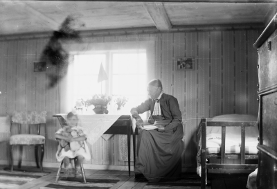 Från vänster: Elsa Blomberg och Beda Forsell
Grönkullen sommaren 1917