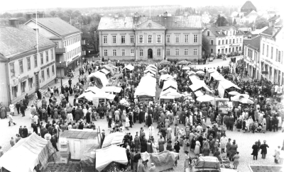 Härrör från slutet av 1940-talet.   T.E.

Marknad på torget