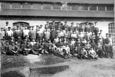 1 Hjalmar Hultgren, Modellsnick. 2 Karl Karlsson, G.J. Arbetare 3 A.V. Åberg 4 Hjalmar Johansson ? 5 Albin Johansson, G.J. Arb. 6 Oskar Hjort, G.J. Arb. 7  8 GM. Gustavsson, Montör 9 Oskar Liljeblad, Filare 10 Axel Rinaldo, Modell.Sn. 11 Karl Åberg, Filare 12 GV Sundstrum, Filare 13 Henrik Vredberg, GJ. 14 Hjalmar Karlsson, Borrare 15 Hjalmar Gräns, Förman 16 Gustav Henriksson, GJ.Mäst. 17 Herman Johansson, Smed 18 Thedor Gräns, Svarvare 19 Ivar Nilsson, Verkmästare 20 Karl Hellberg, Svarvare 21 Ing. Erik Schambert ? 22 John Vilhelm, Backman, Fil. 23 Einar Vredberg, Hyvlare 24 Georg Jonsson, Ritare 25  26 Seth Pettersson, GJ. Arb. 27 Robert Mossberg, Hyvl. 28 Gustav Strid 29 Axel Åberg, Verkmästare 30 Axel Pettersson, Målare 31 Henning Åberg, Svarvare 32  33 Gustav Kolm, Motor. Pr. 34 Arvid Nilsson, Arborr. 35 Rickard, Lindberg, M- Prov. 36  37 Emrik Hägg, Svarvare 38 Kalle Hagström, Filar. 39 Arvid Karlsson, Lastn. Bas. 40 Melker Johansson 41 CG. Johansson, Rensare 42 Johansson 43 Erik Bulov, Gjutare 44 Sven Johansson 45 Ernst Åberg, Svarvare 46 Erik Fjellander, Svarvare 47  48 Ossian,  Åberg, Svarvare 49 Johan Svensson, Rept. 50 Otto, Liljeblad, Svarvare 51 Elof Gräns, Svarvare 52 G.J. Flood, Filare 53 Hagström 54 Jakob Vredberg, Motorprov. 55 Gustav Jakobsson, Hyvlare. 56  57  58 John Backman, Svarvare 59 Sigurd Gustafsson, Svarvare 60 Hennry Henriksson, G.J. 61 Emil Nilsson, Borrare 62  63 Gunnar Johansson, ( Gissehult ) 64 Ernst Johansson, Fräsare 65 Axel Bottner, Svarvare 66  67 Harry Hjort. 68 Henrik Ströberg, Svarvare. 69 Hansson ? Svarvare 70 Johansson, ( Sederkrans ) 71 Gunnar Pettersson 72  73 Hultgren, Modellsnickare 74 Henning Åberg, Svarvare 75 Emil Andersson, Borrare 76   år 1919     Okänd