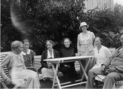 Elsa Hallberg, Hedvig Forssell ?, Ingrid Forssell ?, Ingeborg Forrsell , Olga Wahlberg, Sigrid Wahlberg och  Erik Wahlberg

Wimmerby 19 augusti 1935

Dok.090624/SJ