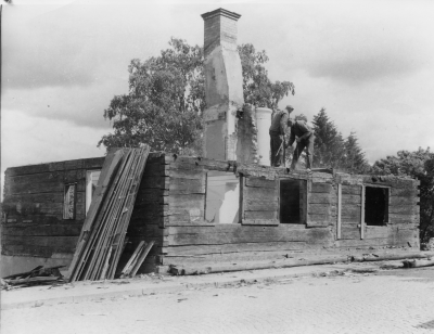 Ingebogården, Storgatan 7.  Västra kv. no 15. Byggnaden var under 1700-talet västra tullports stuga. I början av århundradet beboddes stugan av en tullnär  vid namn Nortman ( Uppg. av Gunnar L Björkman).  Mellan åren1815-1828 var Guldsmeden Lars Lundbom ägare till gården. Vid rivningen av huset 1962 påträffades tullhusets exp.lucka på västra gaveln.  I första våningens tak fanns bräder med målningar. De hade använts i något tidigare tak då de ej låg i någon ordning alls  T.E. 
