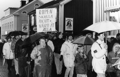 Det fanns ett förslag att lägga ner kirurgmottagningen och avd 1 på Vimmerby sjukhus.  sept samlades personal för att gå igenom hur vi skulle kunna demonstrera mot förslaget. Resultatet blev nedläggning av akutavdelning 1 1993, medan kirurgmottagningen fick bli kvar.