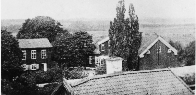 Kv. Grönsiskan Per Johan Anderssons gård, 1920-talet Sevedegatan 21. Flygelbyggnaden till vänster var V-by andra sjukhus, 1866-1880. Huvudbyggnaden användes i många år till socialbyrå innan Stadshuset byggdes på 1970-talet, sedan blev det fritidshus 1977. T.E