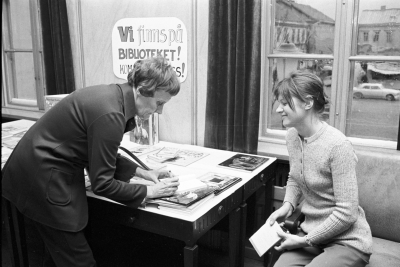 Astrid Lindgren och Margareta Josefsson vid stadsbibliotekets utställning på Rådhuset i samband med Premiären på första "Emil i Lönneberga"filmen 1972. T.E.