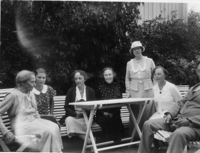 Elsa Hallberg, Hedvig Forssell ?, Ingrid Forssell ?, Ingeborg Forrsell , Olga Wahlberg, Sigrid Wahlberg och  Erik Wahlberg

Dok.090624/SJ