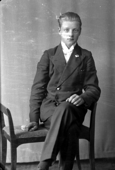 Bertil Axelsson  (konfirmand)
Östrahult 
Spångenäs 



Dok.080429/RS