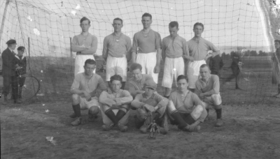 Fotbollslag 1. Axel Andersson 2. Pajo Perfect 3. Dervinge 7. Ståhl 8. Valle Larsson 10. Beijer   11. Holst.


Dok.070711/RS