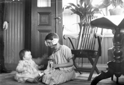 Britt - Marie Hornwall ( barnbarn till fru Nanny Wahlberg ) och Elsa Blomberg ( född Hallberg )
Borgmästargården Storgatan 3 Vimmerby