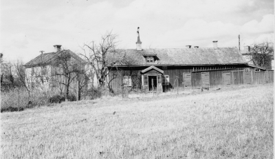 "Vävare-Augustas" hus Rävbacksgatan. T.E.

Lundins " uthus " med bostäder