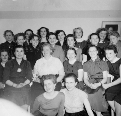Tage Gustavssons dokumentation: Telefonister samlade till fackföreningsmöte.

Längst upp från vänster: 1. Anna-Lisa Andersson 2. Gun Gustafsson 3. Eivor Carlsson 4. Lisa Jannas 5.Hjördis Olsson 6. Solveig Persson 7. Siv Berggren 8 .Anne-ritt Widell, Sand  9. Vivianne Carlsson 10. Rose-Marie Gustafsson 11. Anne-Marie Henriksson 12. Inger Kask 13. Gun Slotthed 14. Birgit Palmér 15. Anne-Marie Karlsson 16. Birgit Andersson 17. Britta Bälter 18. Siv Forsberg 19. Mildred Karlén 20. Inga Sageby.
