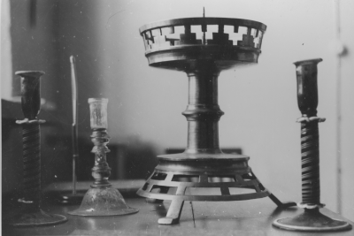 Rumskulla Kyrka 2st glasljusstakar ( koboltblå ) gjorda vid Ventzelholms glasbruk före 1896.