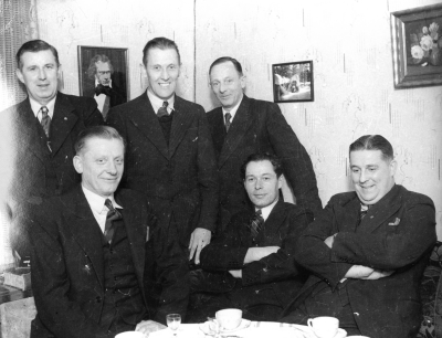 Stående från vänster  1. Emrik Hägg, svarvare 
2. Thorvald Eriksson, svarvare  3. Bengt Evander, svarvare.  Sittande  1. Valfrid Johansson ( Vale ),  hyvlare  2. Folke Lönngren, mekaniker  3. Einar Hägg, svarvare   alla anställda på Beijers motorfabrik.   