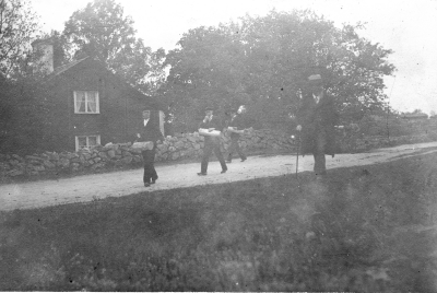 Oskar Blomberg, Gunnar Kviéle ( Gustafsson )   Edvin Körlgren,  ( rektor )    Heimer Ternborg från Målilla   Botanisk exkursion.  
 Herr och Fru Louis  Asp hafva äran inbjuda Borgmästare Herr O.G. Wahlberg m. Fru till Supe´. Fredagen den 3 Jan. 1902 kl.1/2 7 e.m.   O.s.a.           
