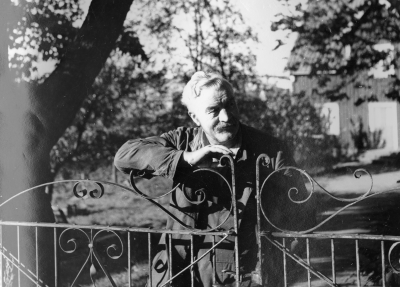 "Maskinist Thor Fast på sin tomt f.d. Mälteriet bilden tagen i slutet av 1940-talet." Thorvald Eriksson