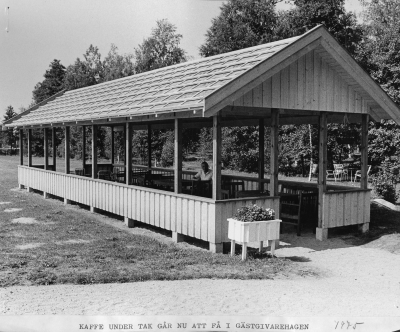 Kaffe under tak går nu att få i Gästgivarehagen. I huset 1975. Thorvald Eriksson i huset.   